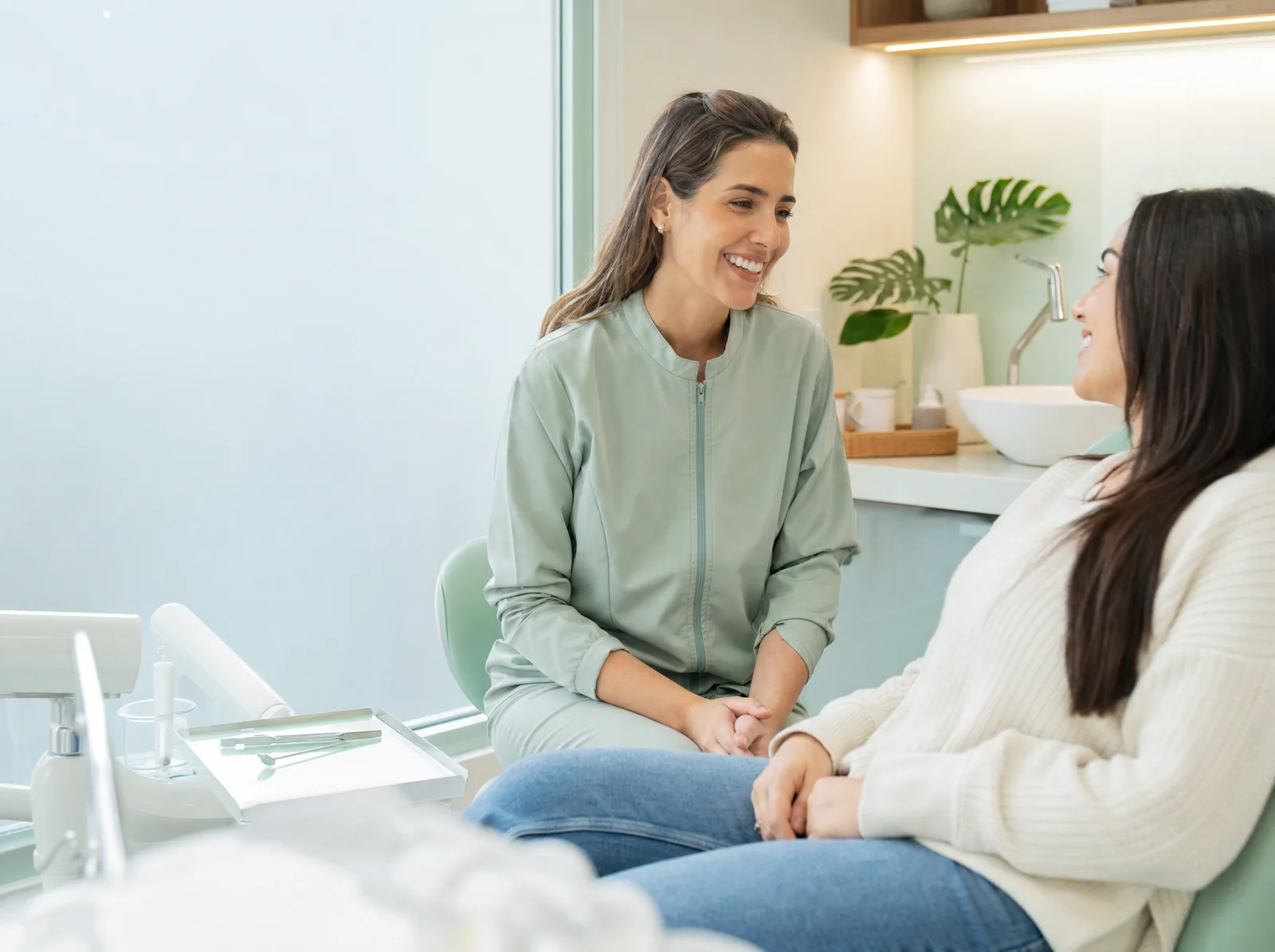 Dentista conversando com paciente; imagem ilustrativa